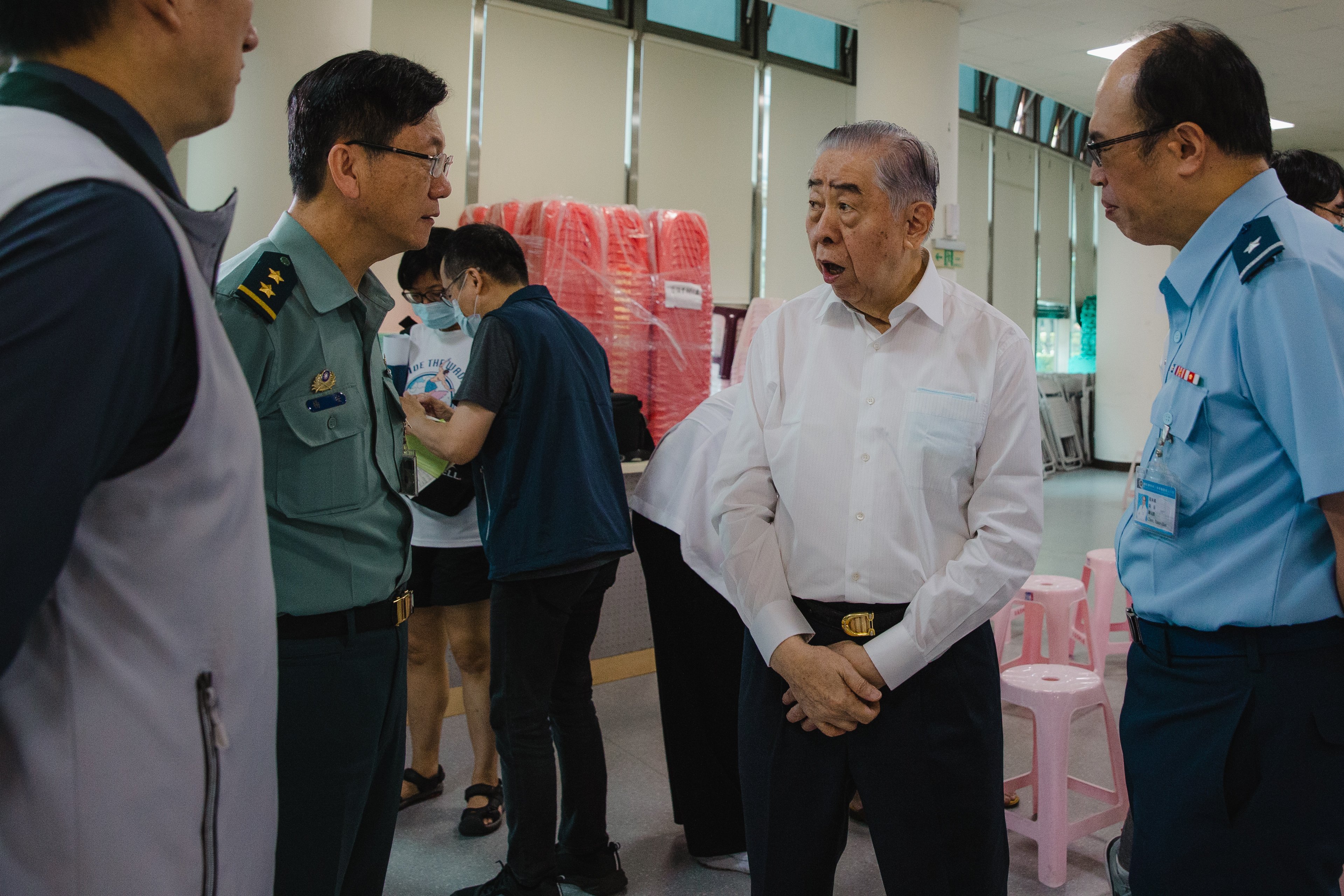 軍人之友社榮譽理事長李棟樑捐贈急難醫療金100萬元，供榮民、榮眷前往三總就醫支用。軍友社提供
