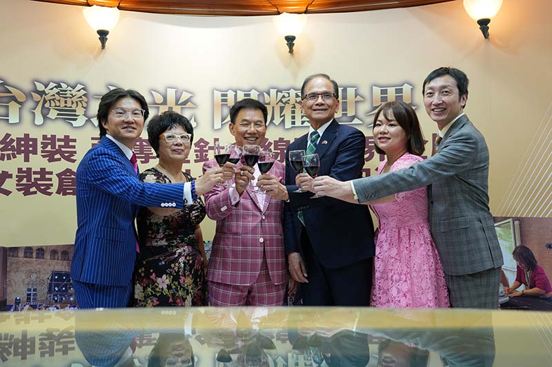 立法院長長游錫堃(右三)特別撥空前來,祝賀領軍的「總統裁縫師」李萬進董事長(左三)及獲得金針金線獎大賽的世界冠軍李至誠(左一)、創意設計評比首獎的李生韻,而前世界冠軍陳勇任(右一)和董事長夫人田純菁(左二)也與有榮焉。圖/獨家報導攝影