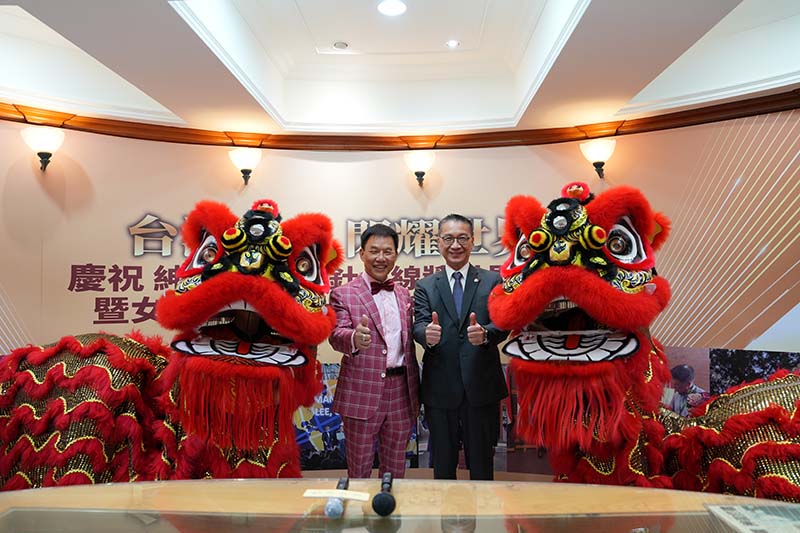 前內政部長徐國勇(右)祝賀時表示,李萬進是用生命一針一線縫製西服,是屬於教授級的業師!圖/獨家報導攝影