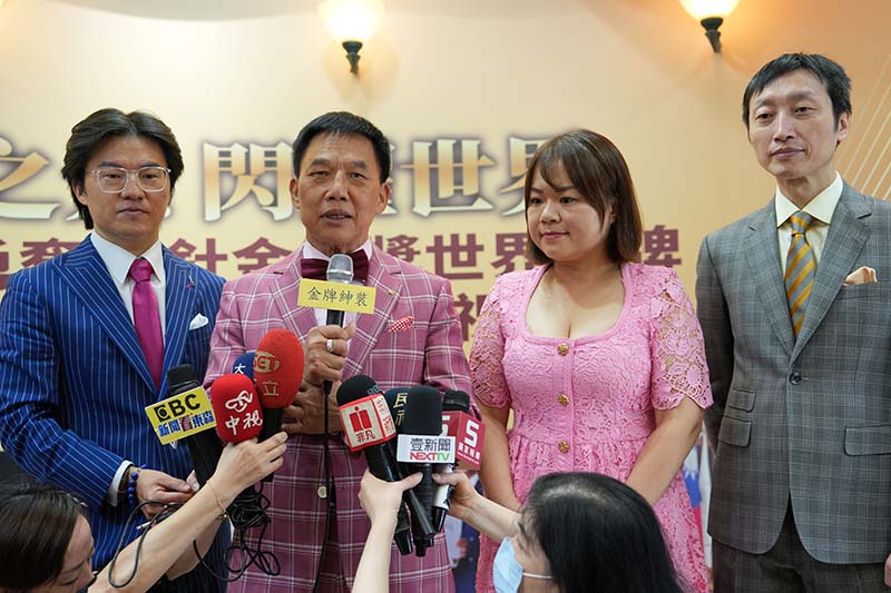 紳裝西服董事長李萬進表示,包含他的兒子李至誠、女兒李生韻和女婿陳勇任總共獲得8面世界金牌。圖/獨家報導攝影