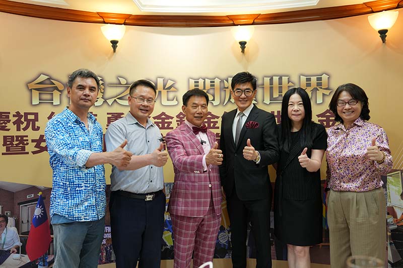 獨家報導集團董事長張淯(右二)、獨家報導社長王綽中(左二)、獨家調查站葉先生、群景法律事務所所長蔡慧玲律師(右一)都前來道賀。圖/獨家報導攝影