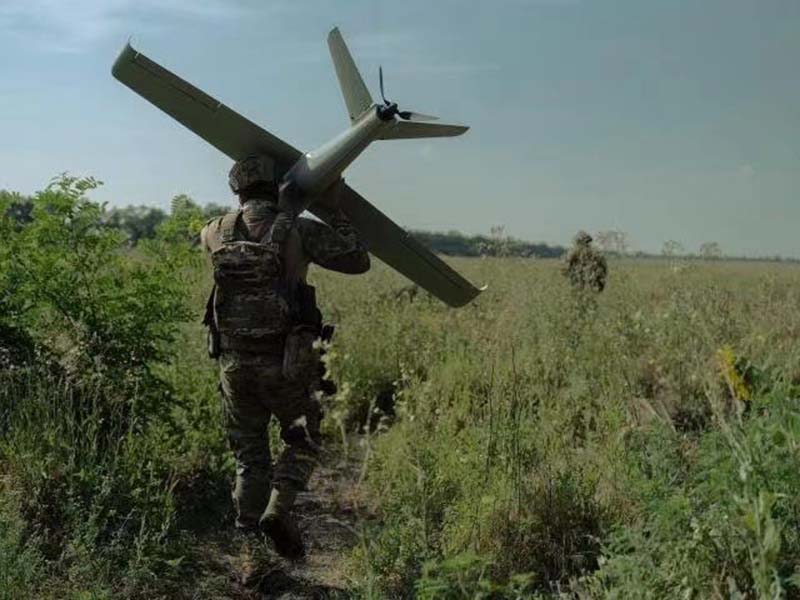 前線烏軍操作無人機,執行偵察任務。圖/取自澤倫斯基「X」帳號
