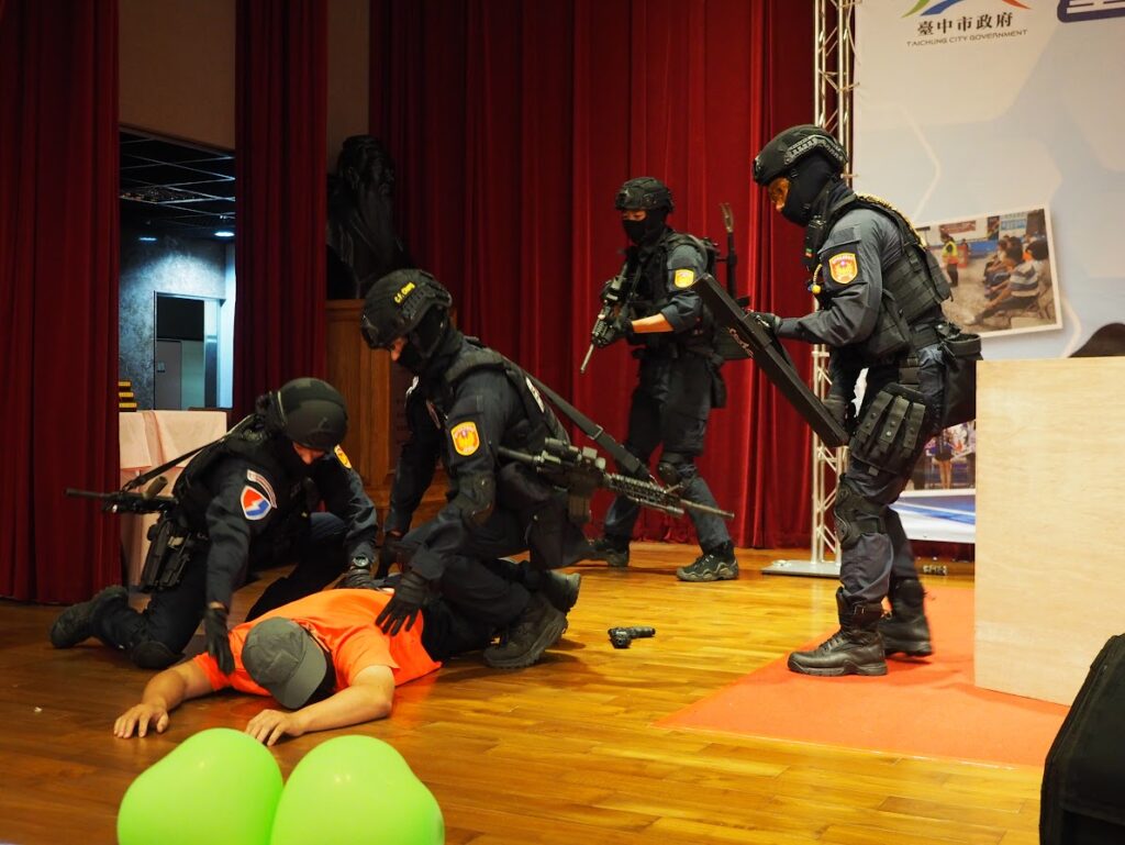 ▲圖說:中市警局保安警察大隊特勤中隊精湛的警技表演 (圖/台中市政府提供)