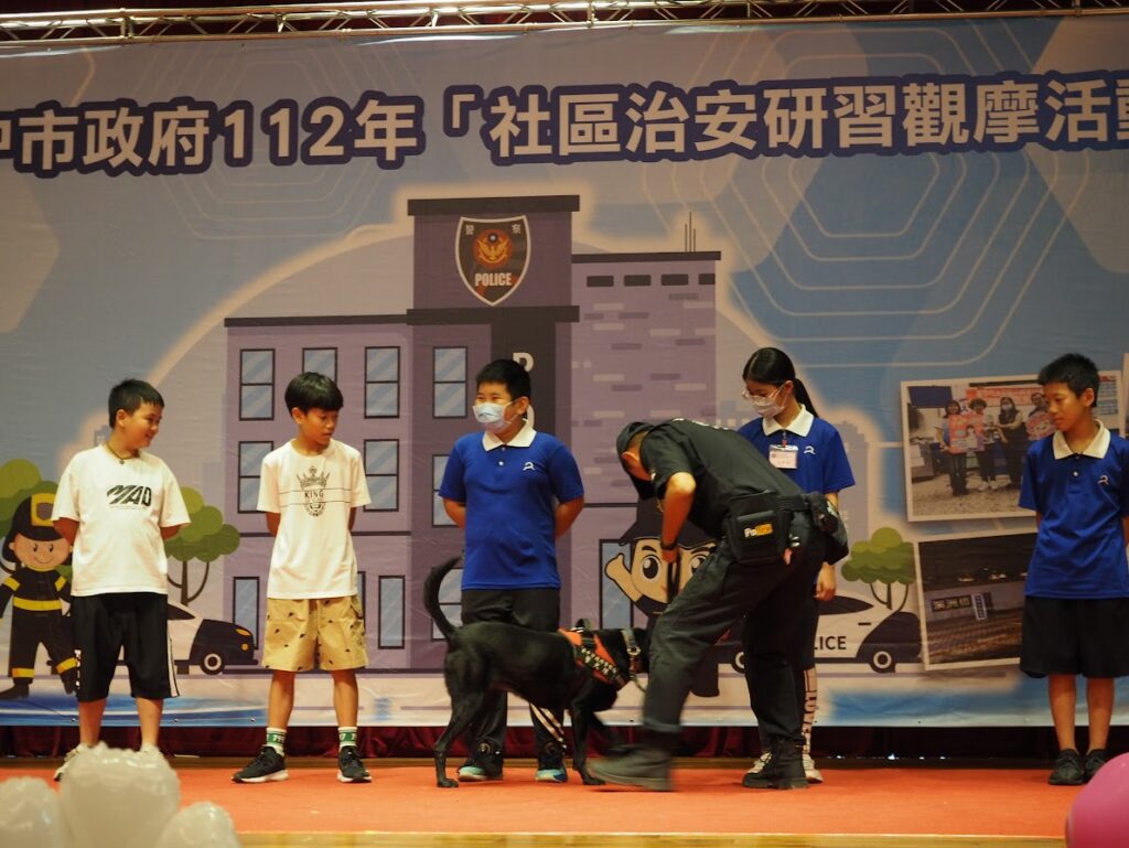 ▲圖說:中市刑大警犬隊登場,活動邀請與會來賓上台與警犬互動 (圖/台中市政府提供)