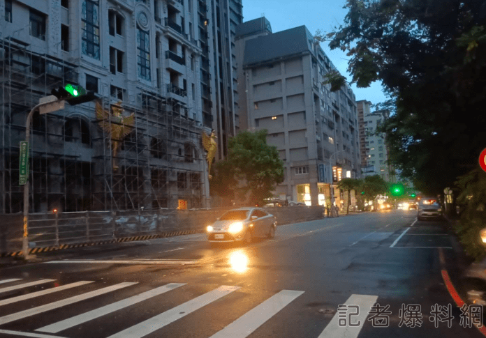興富發塔吊拆除提前完成 文心南五路恢復通行 70 興富發塔吊拆除提前完成 文心南五路恢復通行