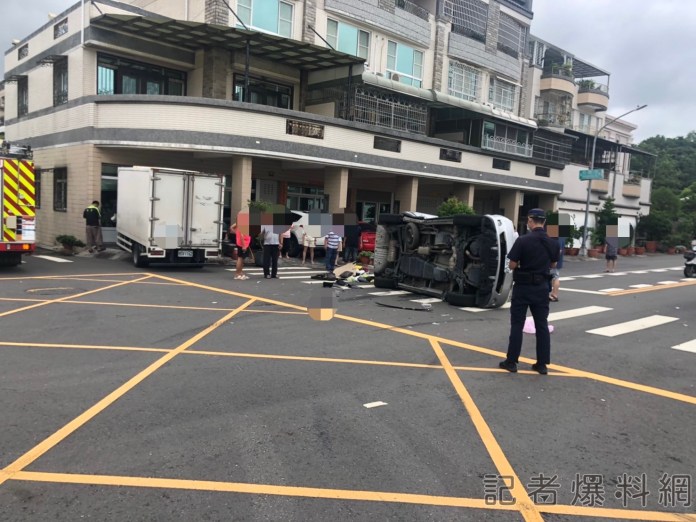 與小貨車路口碰撞 自小客側翻 小貨車再撞民宅前兩車 5人受傷 71 75AF8C00 EB2E 485A B9E1 CC72D1EFE913 | 社會 社會 記者爆料網