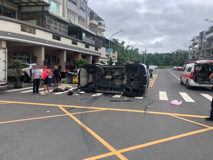 與小貨車路口碰撞 自小客側翻 小貨車再撞民宅前兩車 5人受傷 70 3D6A215E 8297 4EE5 B099 480EAA74EF46 | 社會 社會 記者爆料網