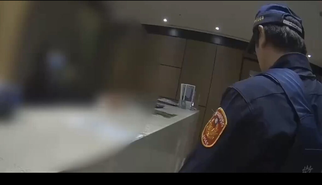 韓籍旅客不慎將手機遺落在計程車上,警方立即到場協助。