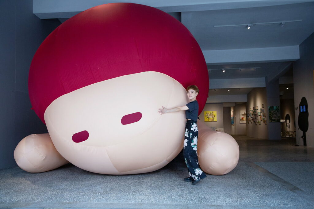 當代藝術家寧芮潔首場大型個展就辦在嘉義,展場內七公尺長的大型充氣氣球十分吸睛