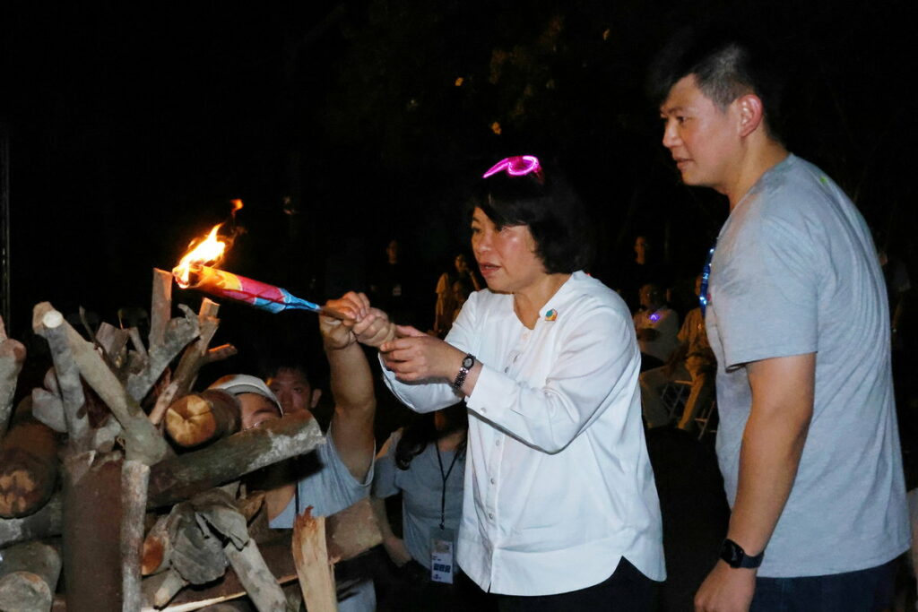 黃敏惠市長為第三屆青領派點燃營火 感受17歲熱力 祝福社團經驗薪火相傳