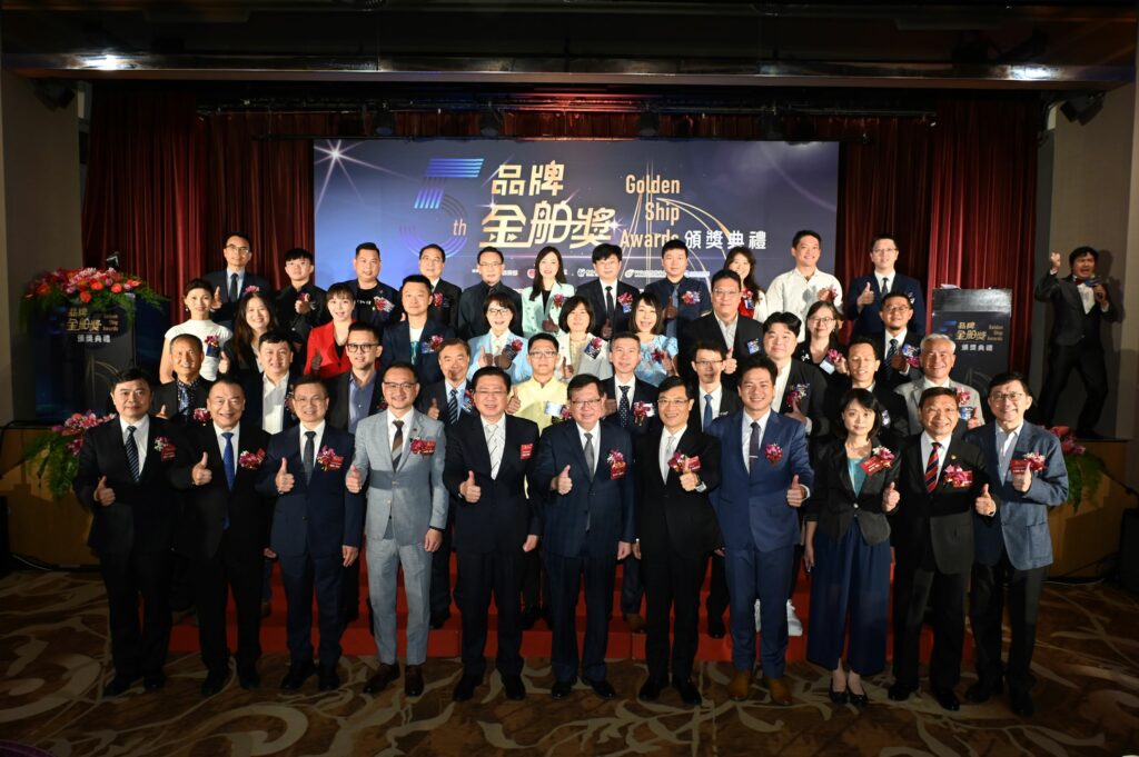▲第五屆品牌金舶獎31位得主與長官大合照。(圖/全國商業總會提供)