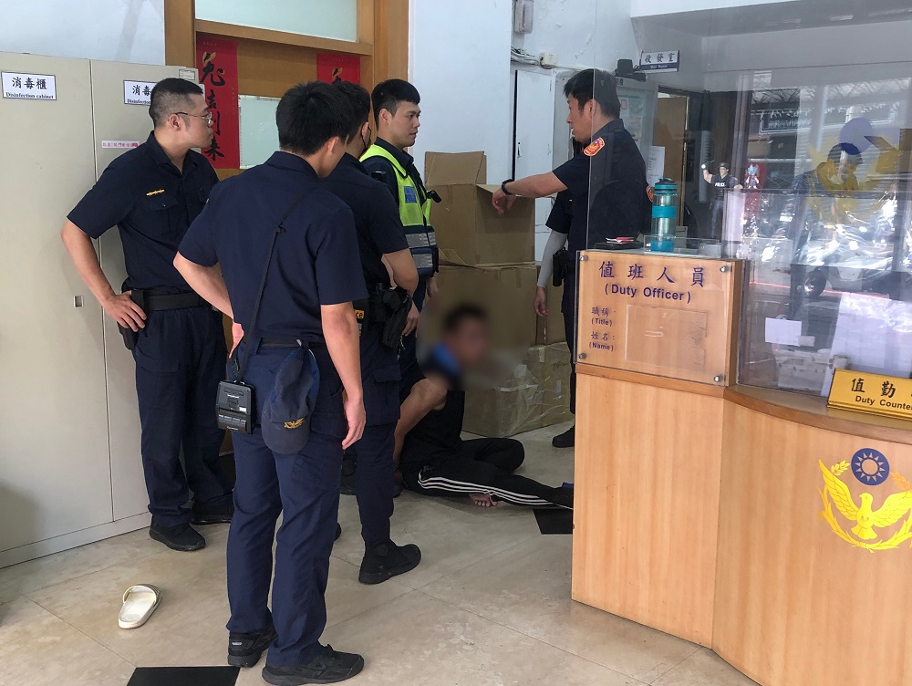 涉家暴質疑員警偏坦　40歲刺青男怒提汽油揚言火燒警局 305