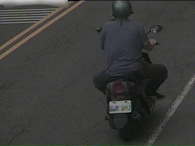 黃姓男子騎車加完油，現場掉落一萬一千元鈔票。（圖/記者江雁武翻攝）
