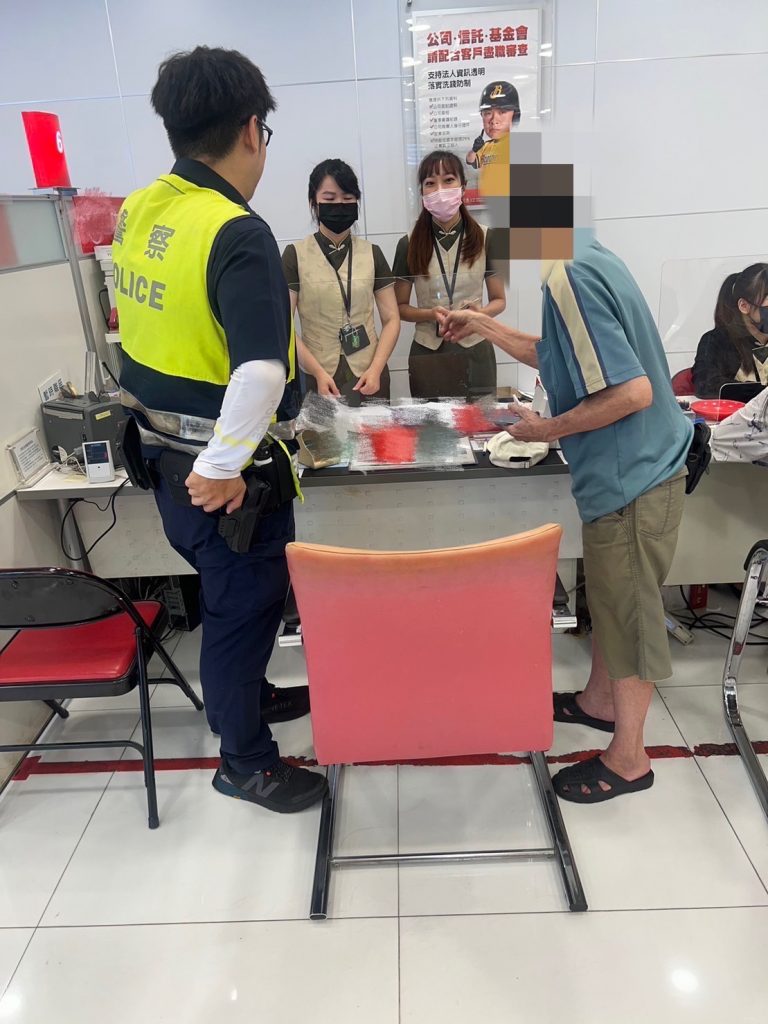 警方與行員，積極向老翁說明，這是詐騙手法。(記者宋紹誠翻攝)