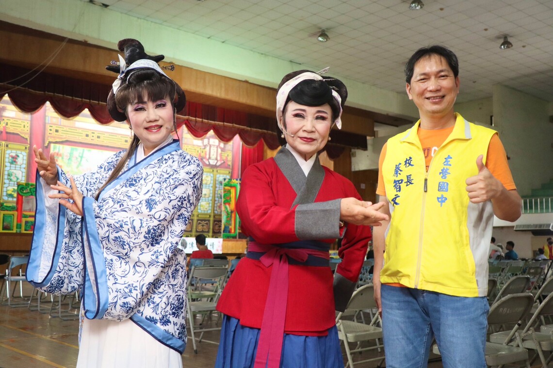 漾新聞|左營國中歌仔戲千歲團展演 退休校長、圖書館長走向人生新舞台