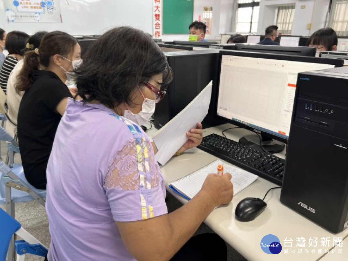 致用高中舉辦AI智能體驗營活動，三十餘名家長與學生在學習過程中，掌握了AI應用及創意，為自已注入更多的智慧和創造力。（記者陳榮昌攝）