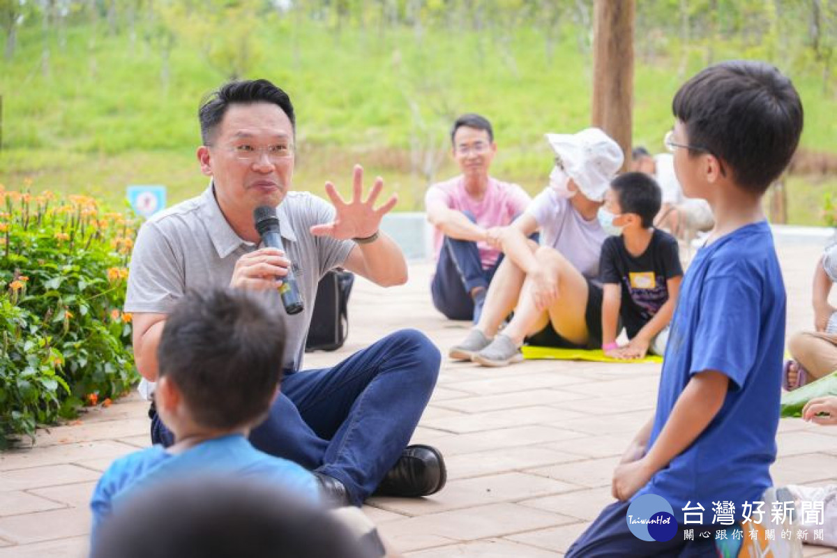 蘇副市長向小朋友們分享兒時對公園的印象。