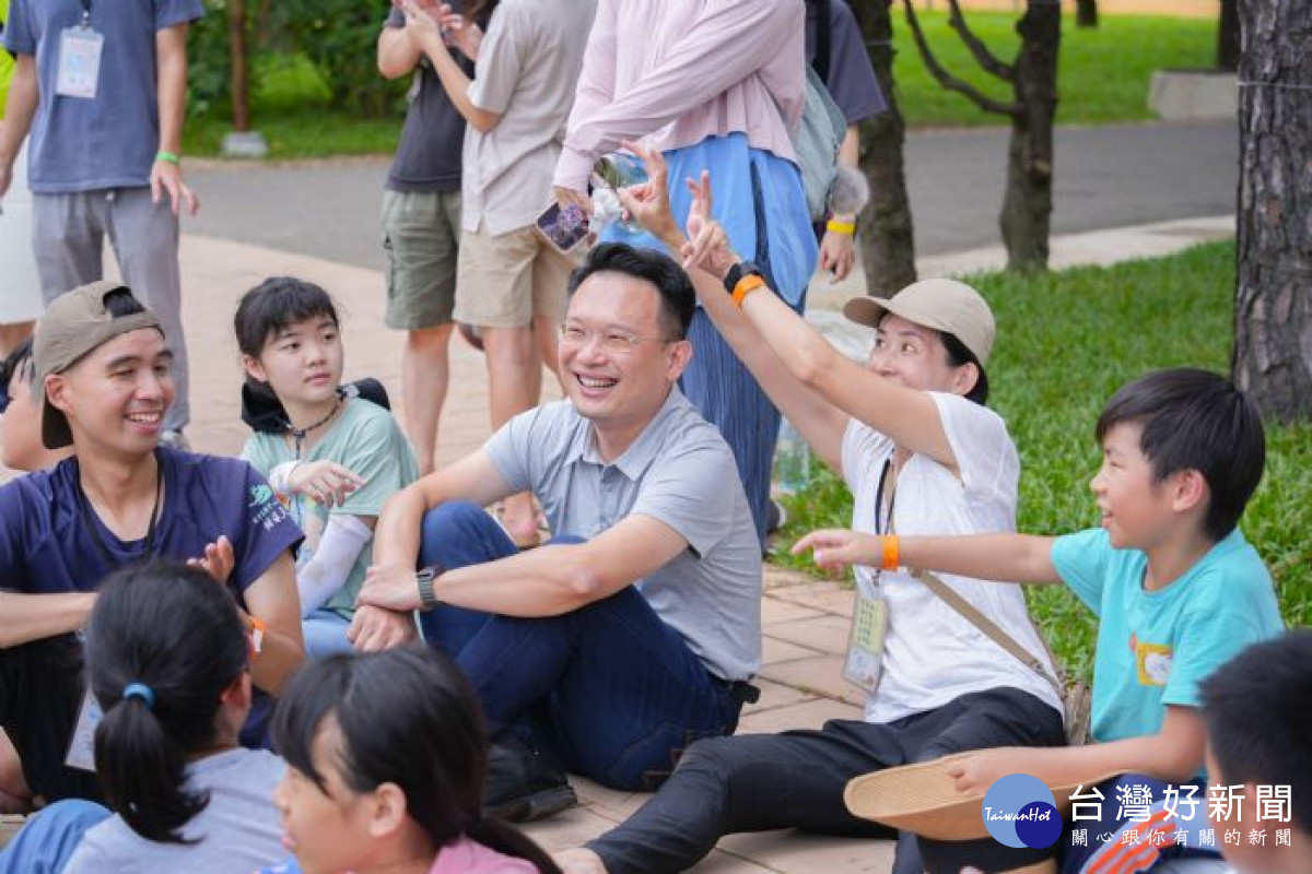 蘇副市長席地而坐,與大小朋友一起互動。
