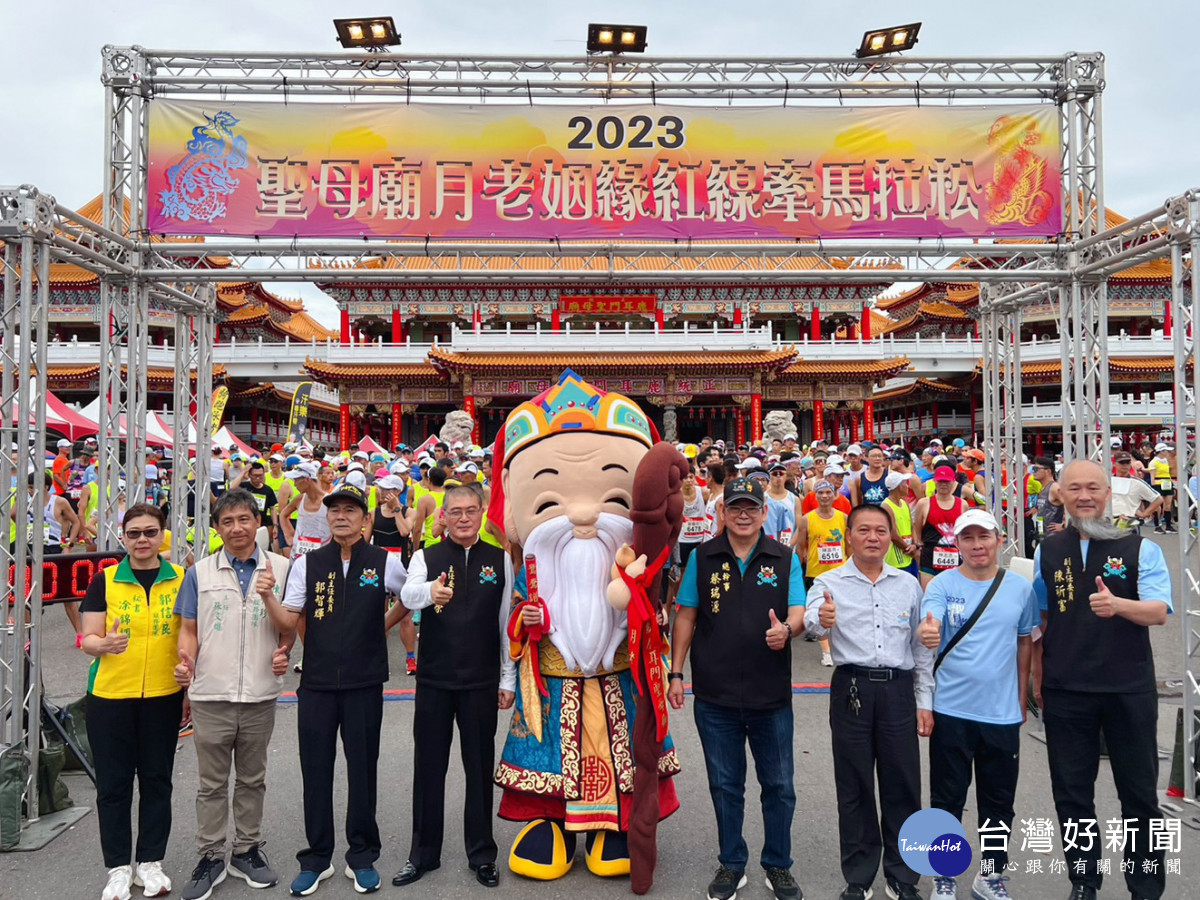 正統鹿耳門聖母廟七夕月老馬拉松 信眾擲出「立杯」