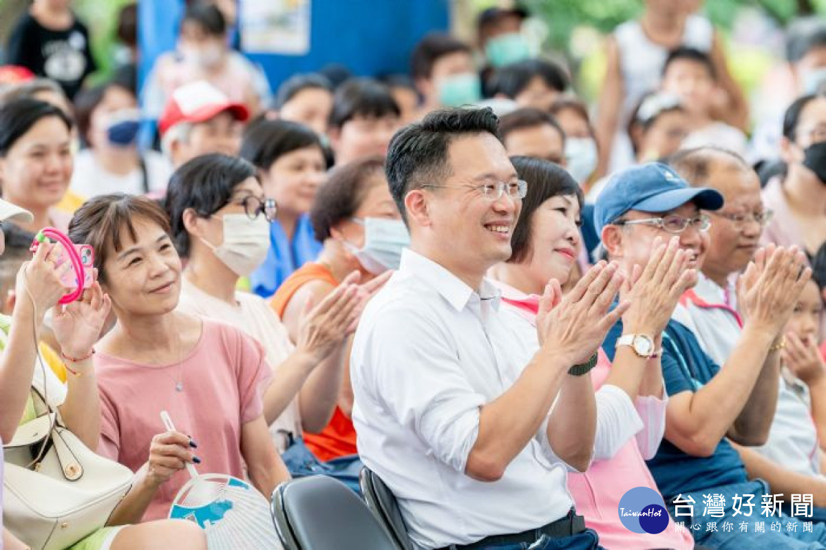 蘇副市長認真觀賞演出。