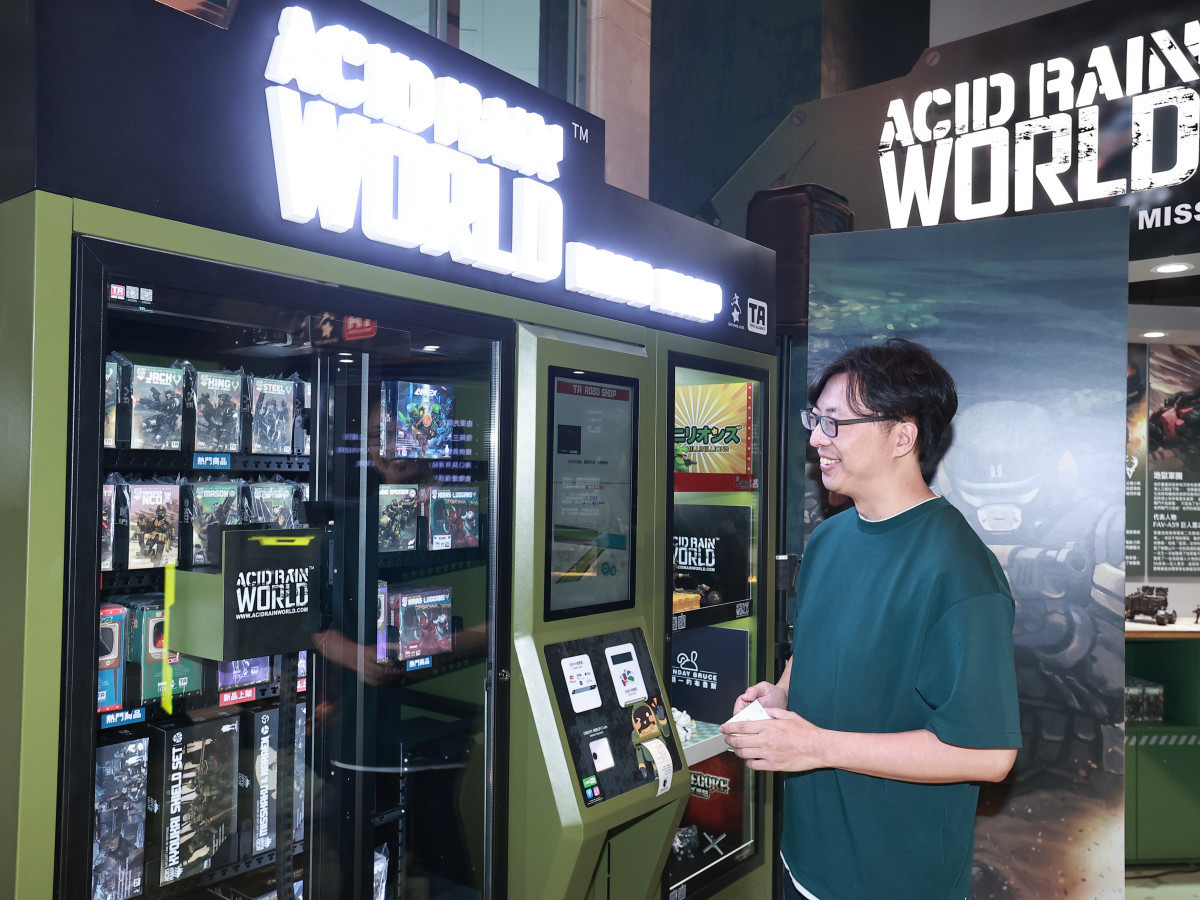 快閃店以採用無人販售機搭配智能系統,劉斯傑老師表示購物體驗更加簡明快速,讓玩家採購也更加方便。(圖/TOYS ALLIANCE提供)