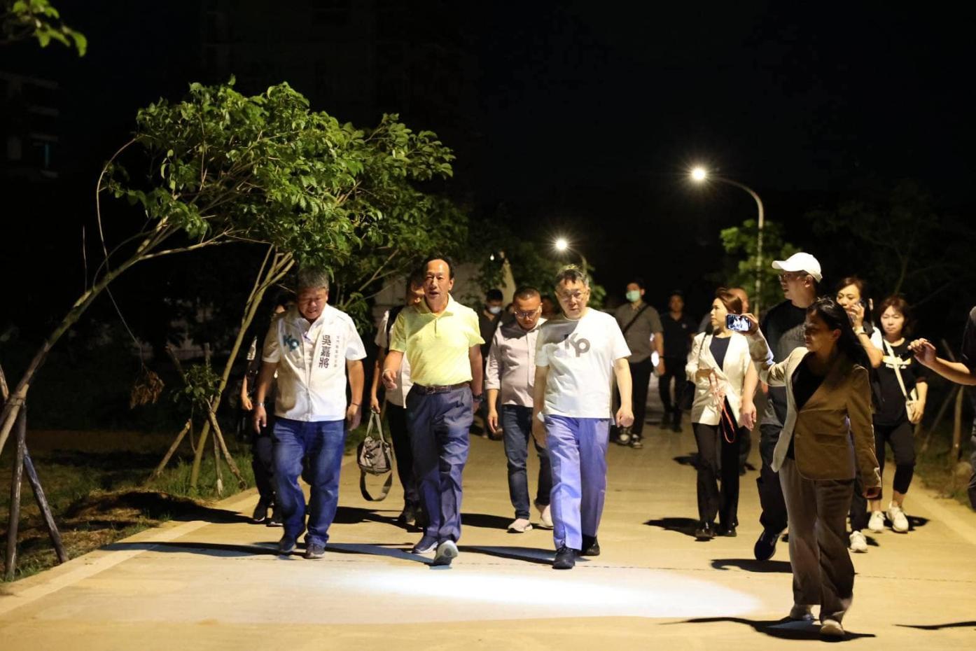 陳學聖認為郭柯侯會不會成,圖為郭台銘和柯文哲在金門海邊散步。翻攝郭台銘臉書