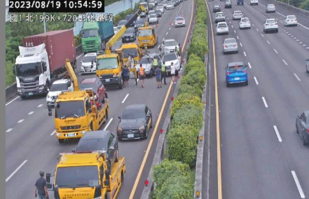 國道1南下彰化路段6車相撞 車流回堵30分鐘 72 1南下彰化路發生6車追撞連環車禍。民眾提供 | 社會 社會 記者爆料網
