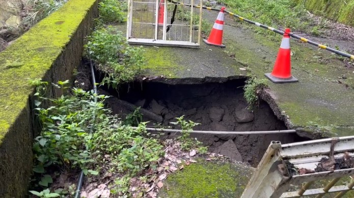 (天坑巨石片)山區暴雨台中東勢區路面出現天坑 新社區巨石崩落 74 | 社會 社會 記者爆料網