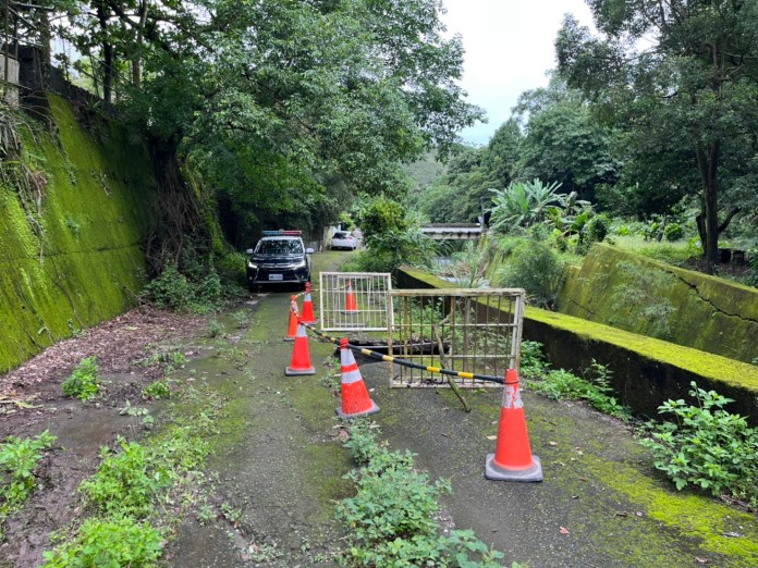 (天坑巨石片)山區暴雨台中東勢區路面出現天坑 新社區巨石崩落 71 | 社會 社會 記者爆料網