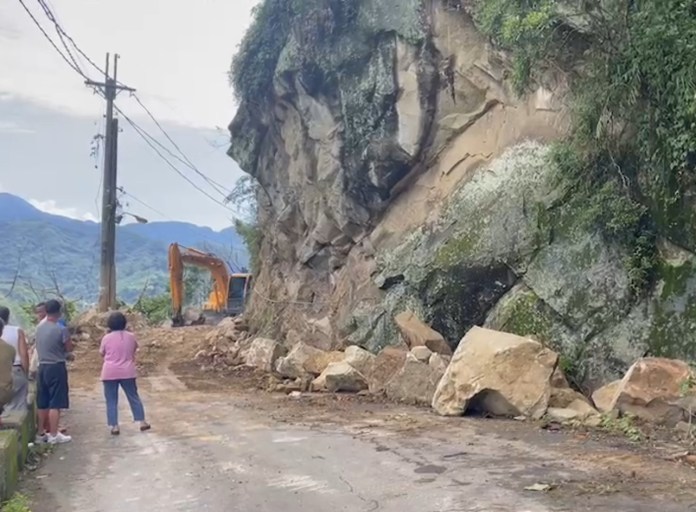 (天坑巨石片)山區暴雨台中東勢區路面出現天坑 新社區巨石崩落 73 | 社會 社會 記者爆料網