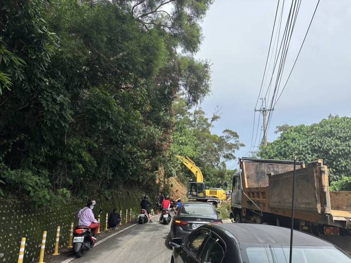 連日豪雨彰化員草路坍方樹倒 交通受阻4小時警通報清除 74 | 社會 社會 記者爆料網