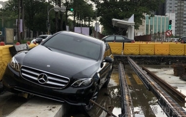高雄輕軌工地車禍! 賓士慘遭違規左轉轎車撞飛"衝進工地"刁車 70 輕軌 工地 車禍