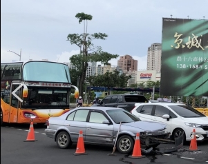 高雄輕軌工地車禍! 賓士慘遭違規左轉轎車撞飛"衝進工地"刁車 67 輕軌 工地 車禍