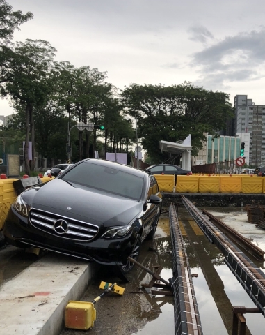 高雄輕軌工地車禍! 賓士慘遭違規左轉轎車撞飛"衝進工地"刁車 68 1692430783542 0 1 | 社會 社會 記者爆料網