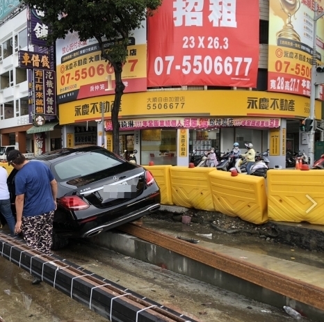 高雄輕軌工地車禍! 賓士慘遭違規左轉轎車撞飛"衝進工地"刁車 69 1692430824567 0 1 | 社會 社會 記者爆料網