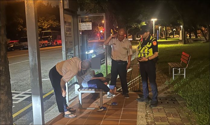 男子失蹤3天在候車亭被發現 身體脫水奄奄一息 67 3天的鄒姓男子在候車亭被發現,因長期未進食及喝水奄奄一息。民眾提供 | 社會 社會 記者爆料網