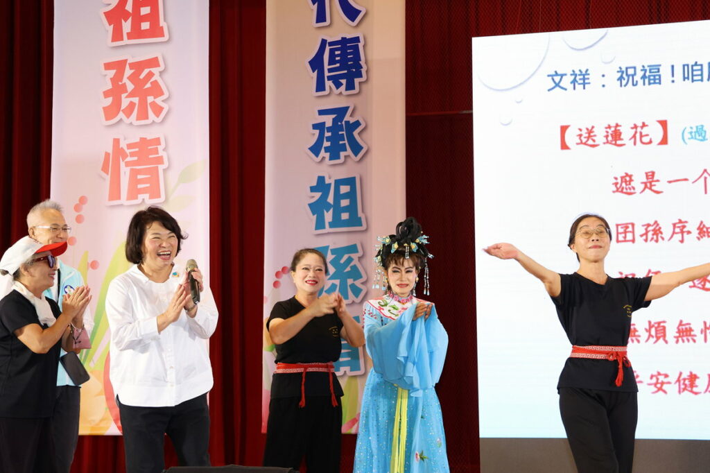 市長帶動全唱共唱歌仔戲