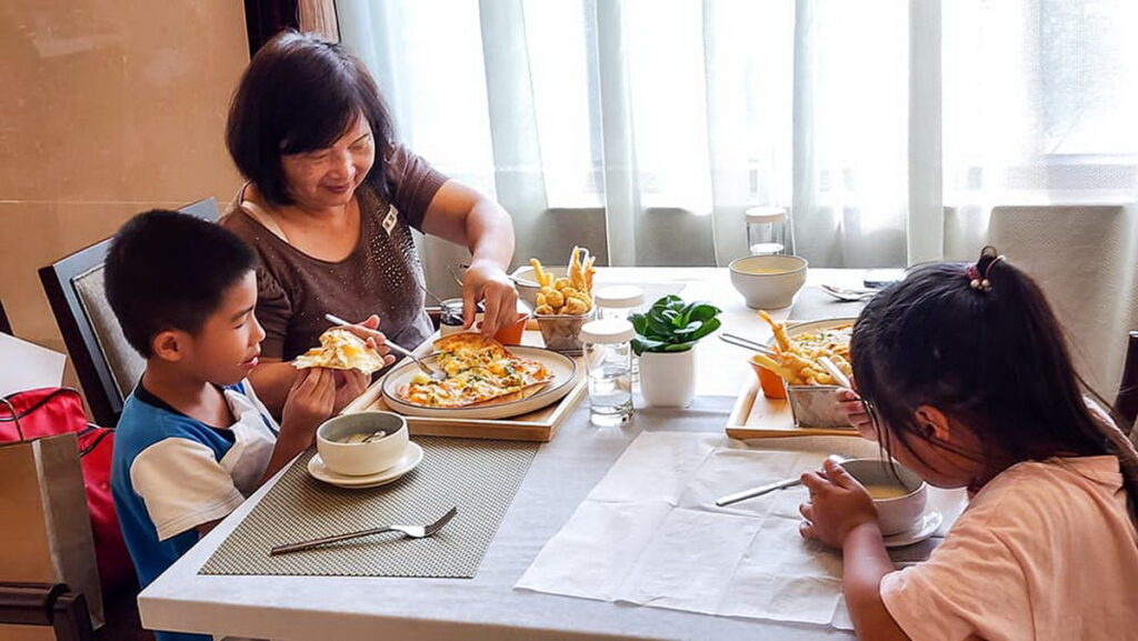 富士大飯店為了讓孩子及家長有一個開心悠閒的午后時光,也特別準備了「小小藝術家午茶餐」。