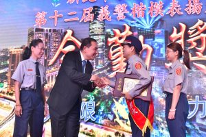 今年共有126位義警楷模受獎,侯市長表示,新北市治安問題複雜,感謝所有民力團隊挺身而出,新北市才有穩定的治安。.(圖/新北市政府提供)