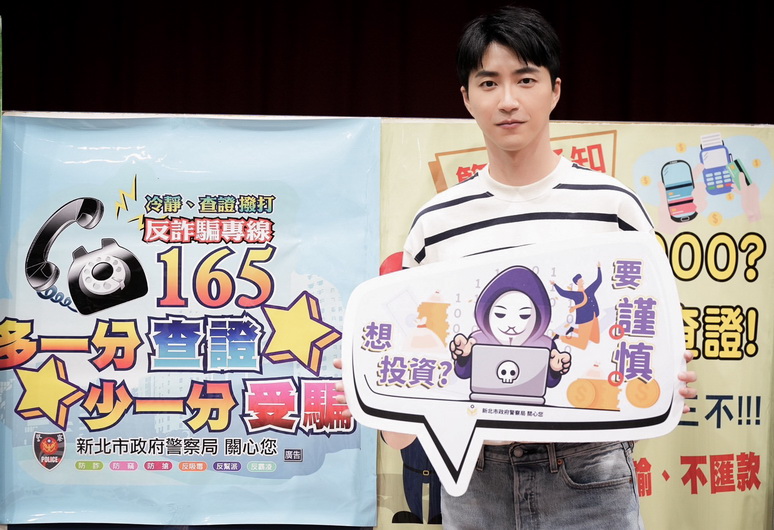 江宏傑擔任反毒識詐一日大使,親自下場逐一教導現場的青少年打桌球。(圖/新北市警察局提供)