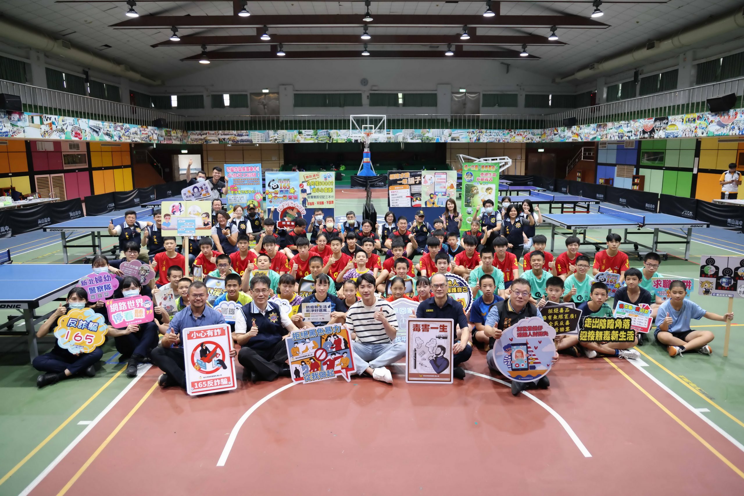 報名參加桌球夏令營,和偶像近距離互動,青少年們樂壞了。(圖/新北市警察局提供)