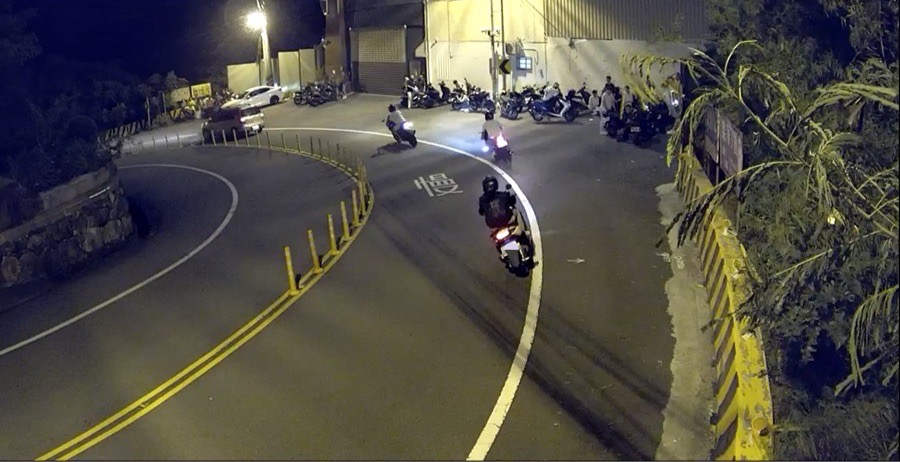 豐原分局警方每天夜間在該路段進行封閉式路檢，加強對過往車輛的檢查，處理了超速3起、無照駕駛9起、任意改裝車輛9起以及通報噪音車3起。（圖/記者江雁武翻攝）