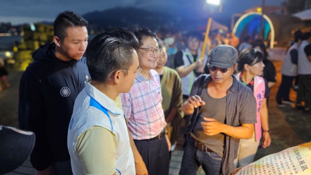 《圖說》沙雕師陳田老師向貴賓說明沙雕意涵。〈高灘處提供〉