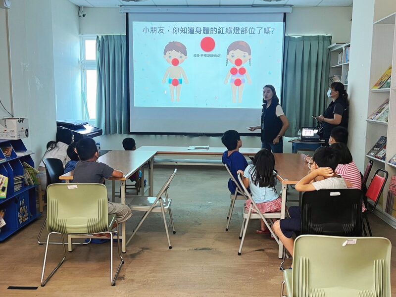 中市警婦幼隊員警教導小朋友身體隱私部位觀念