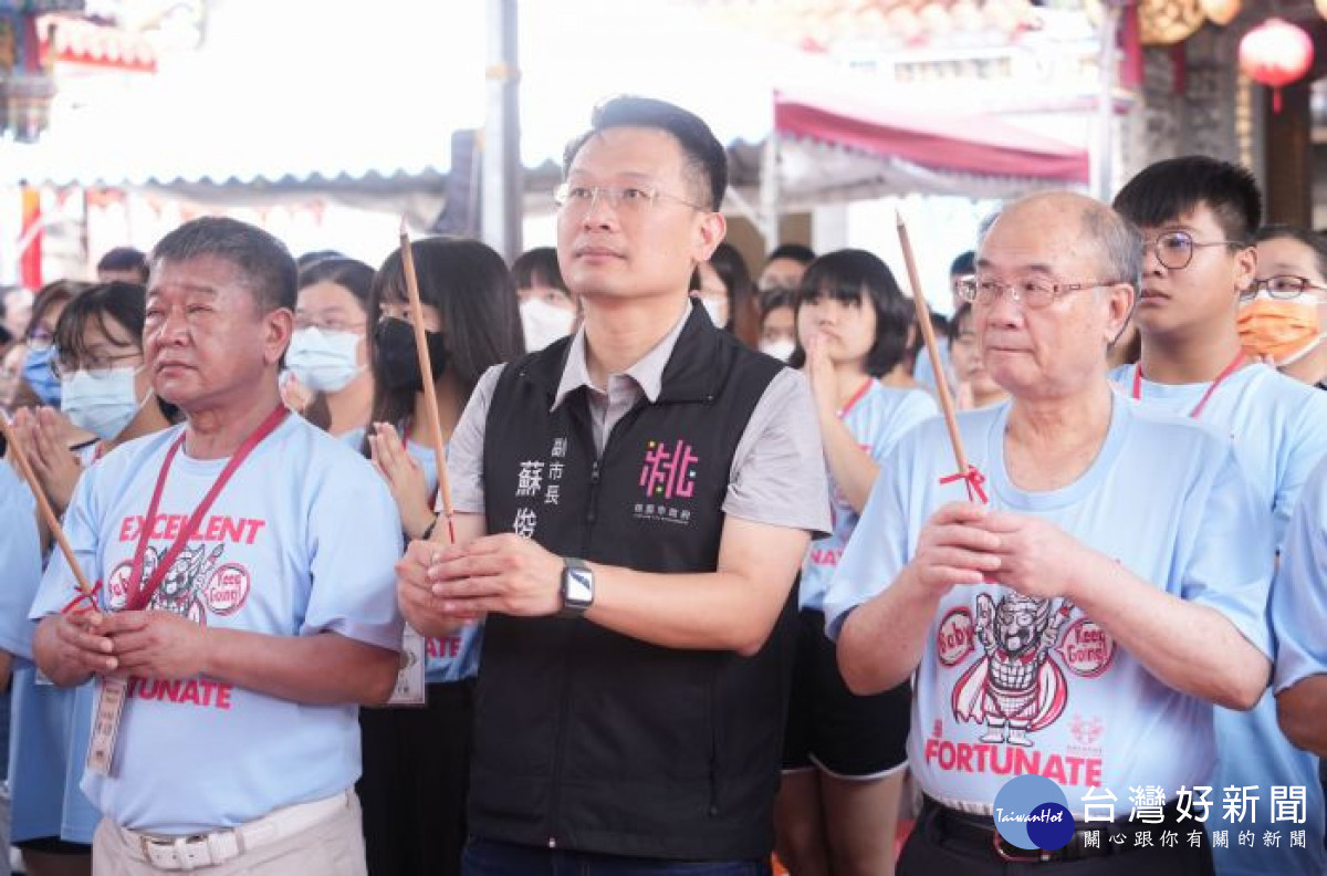 蘇副市長與貴賓一同持香敬拜。