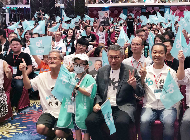 柯文哲（前右2）19日在雲林縣黨部主委林靖冠（前右）等人陪同下，出席雲林台灣選哲之友會成立大會，與現場支持者合影。中央社
