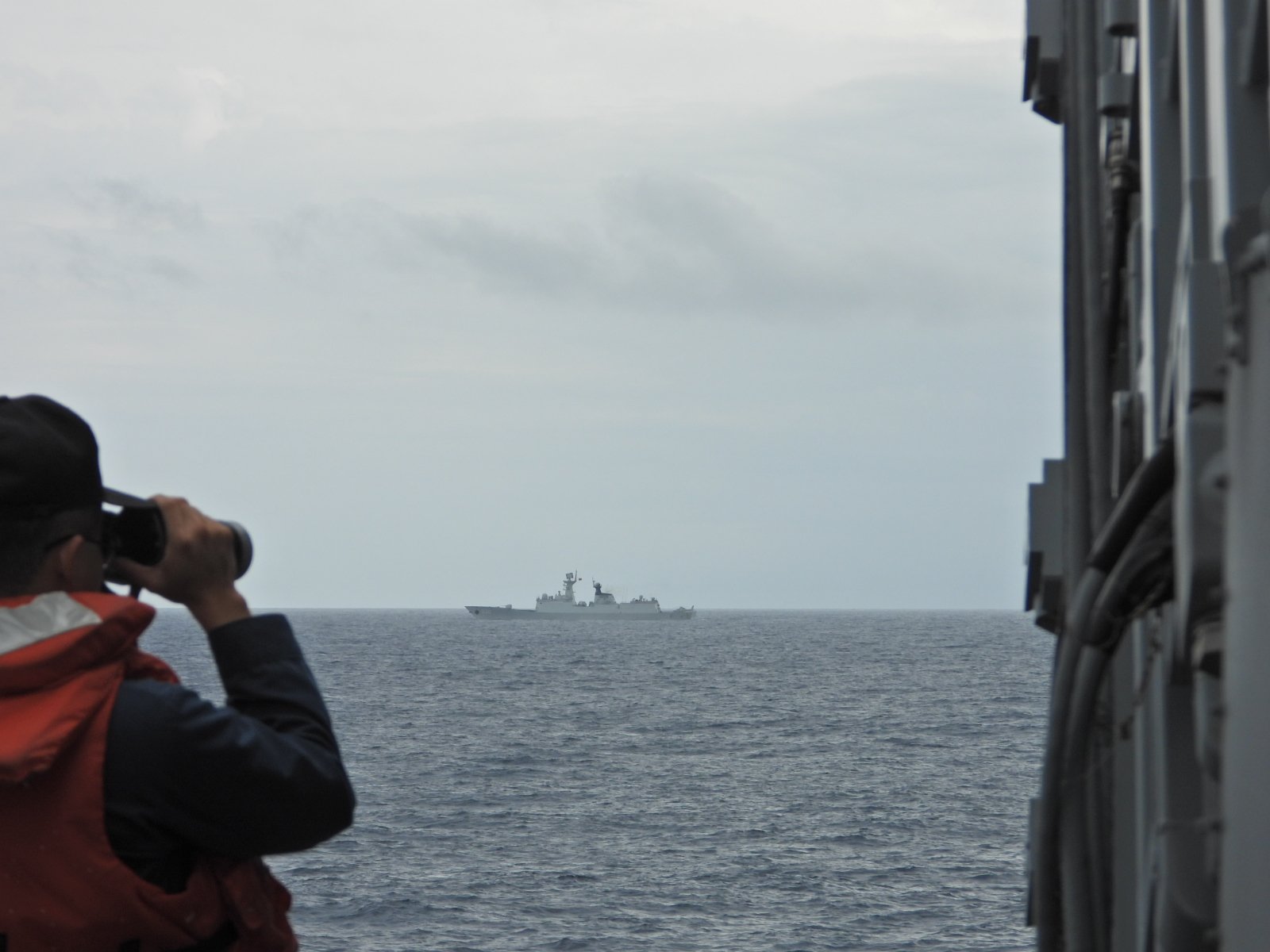 中共19日宣布對台軍演，海軍田單艦監控共軍徐州艦。海軍司令部提供