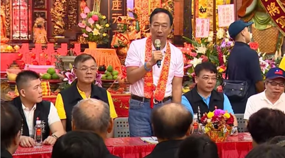 郭台銘上午回到新北市板橋慈惠宮「廟口開講」。翻攝畫面