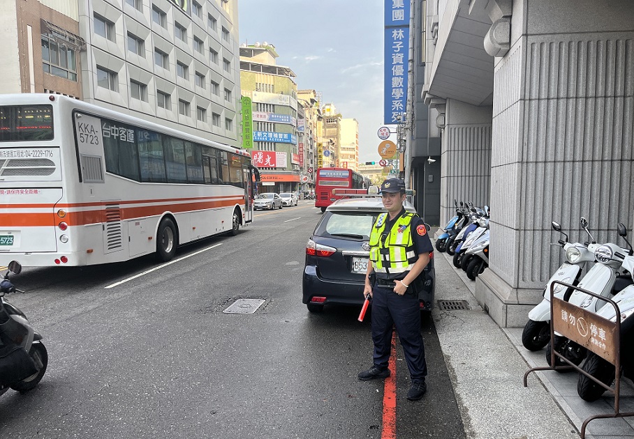 ▲圖說：警方於高事故路口執行「汽機車不暫停讓行人」及「行人違規」勤務                （圖／台中市政府提供）