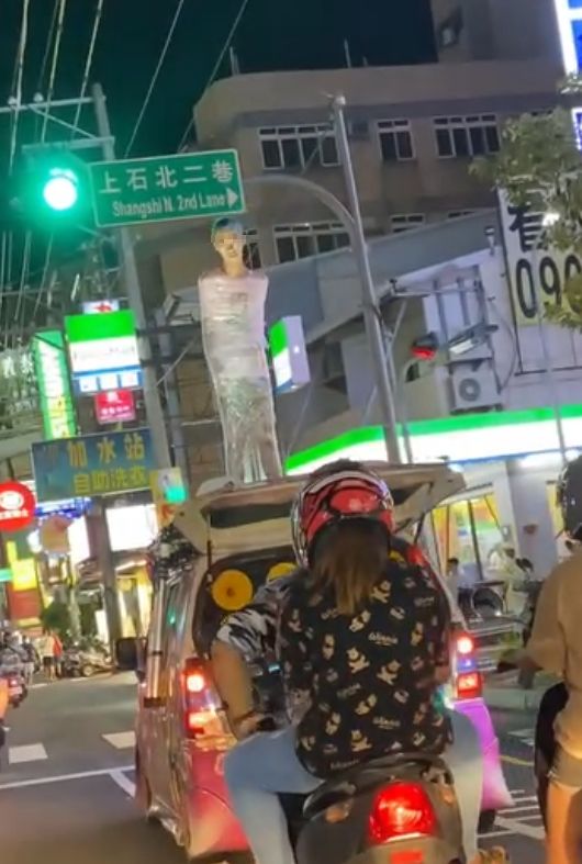 (綁車上遊街慶生片)恐佈慶生!男子綁在車上遊街 使用註銷車輛遭拖吊扣牌 70 | 社會 社會 記者爆料網